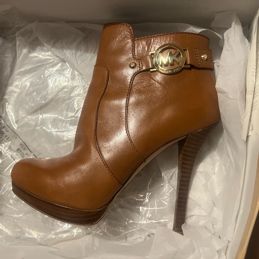 Michael Kors chestnut heel booties size 8